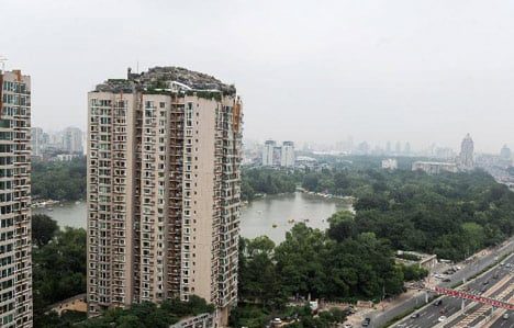 dezeen_Mountain-built-on-top-of-Chinese-apartment-block_2-e1757586849736.jpg